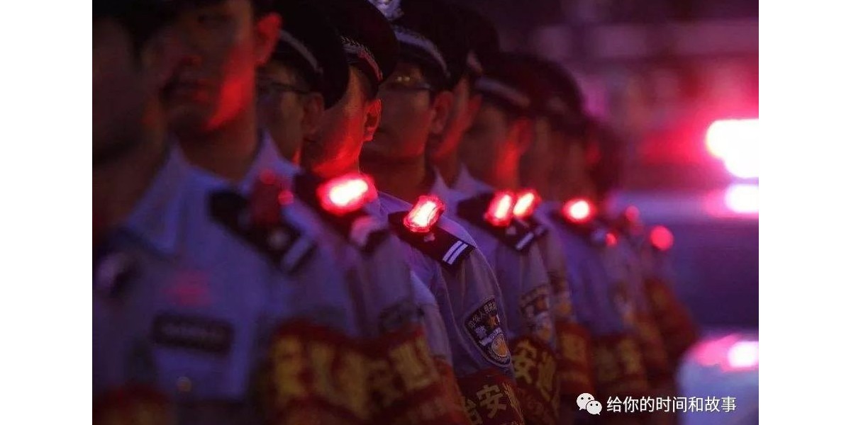 夜間出警、巡邏必備裝備之一 肩燈